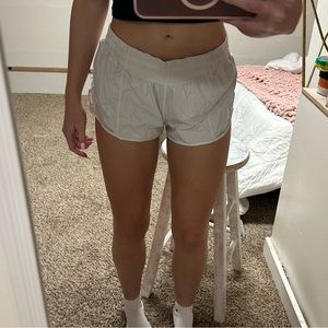 WHITE LULULEMON HOTTY HOT 2.5”